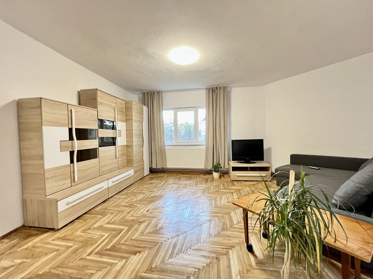 Apartament 3 camere, 2 bai, etajul 1,  in  zona Aradului - Piața Verde - Poză 1