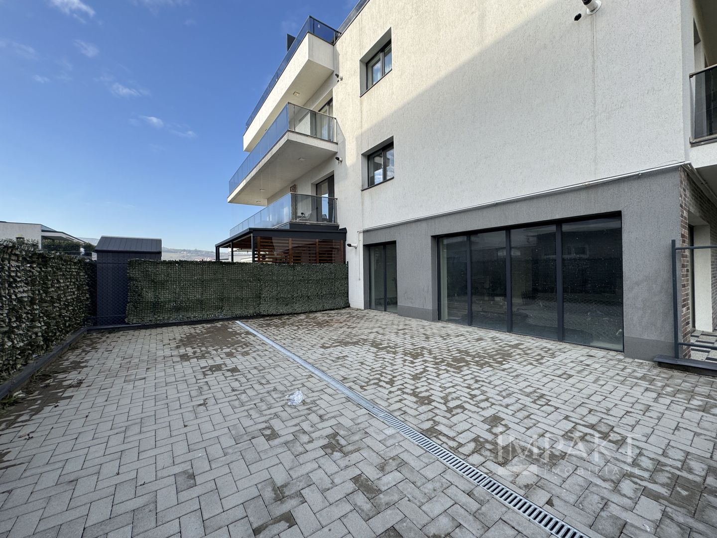 Spatiu comercial de 62 m2 cu terasa de 52 m2 in Borhanci - Poză 2