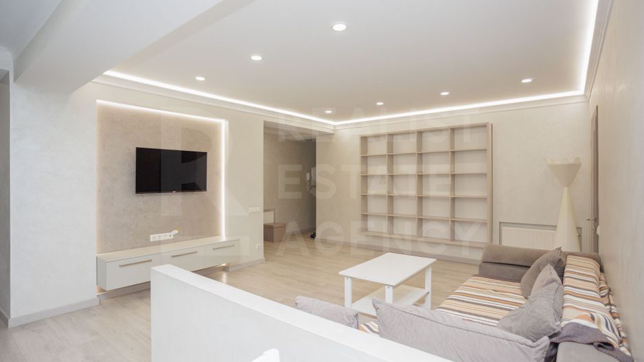 Spre vînzare apartament spațios, 2 dormitoare și living, sec. Botanica - Poză 1