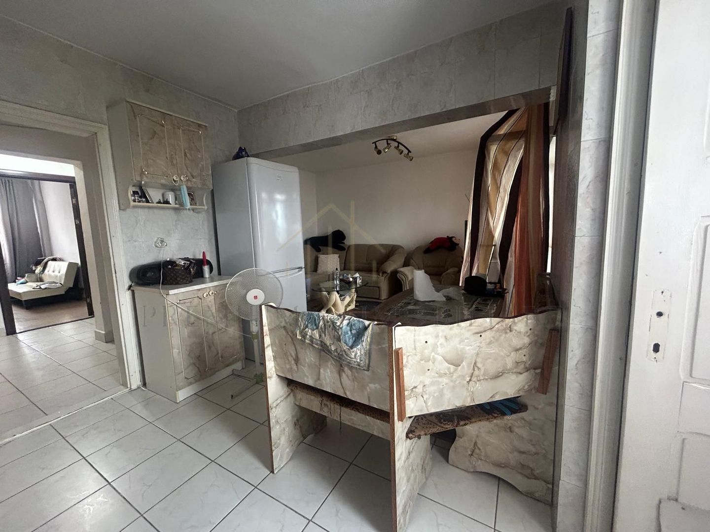De vanzare Apartament 3 camere zona de jos - Poză 3