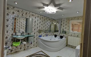 Casa de vanzare cu spatiu comercial la parter - Poză 4