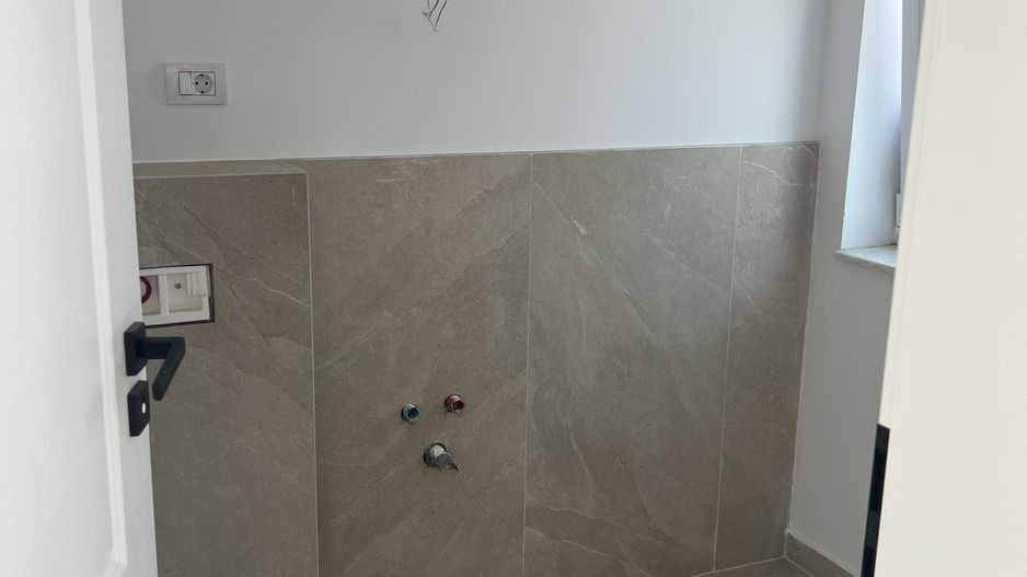 Jumătate de duplex premium, 120 mp utili, teren 256 mp, garaj și 3 dor - Poză 3