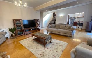 Casa eleganta si luminoasa,situata in zona de case -Mehala