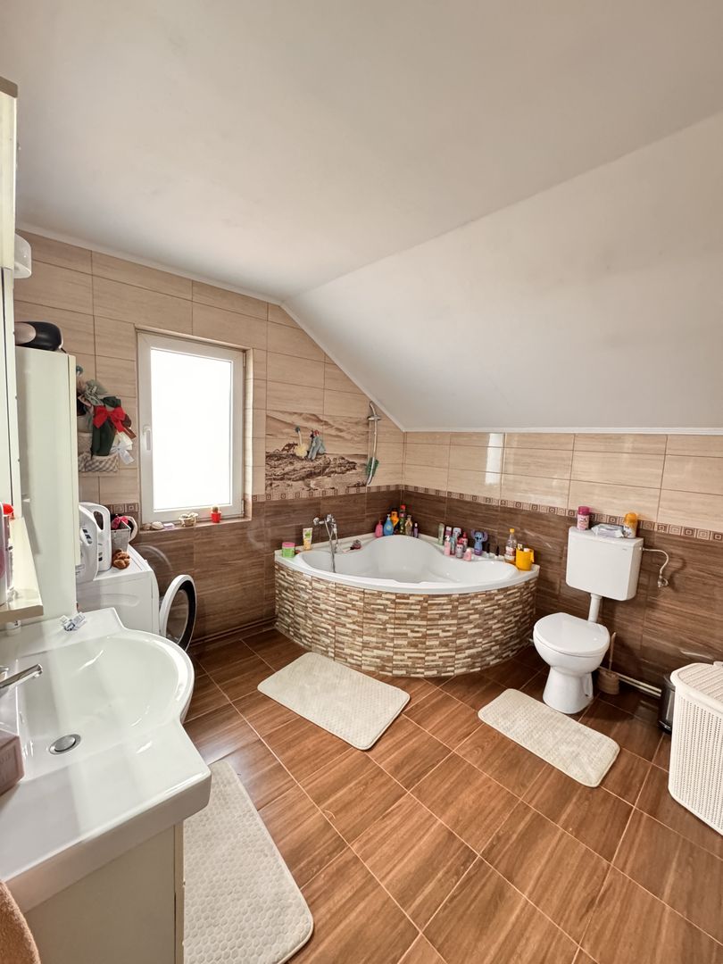 Vilă spațioasă cu 6 camere – Cartierul Viena, Oradea - Poză 18