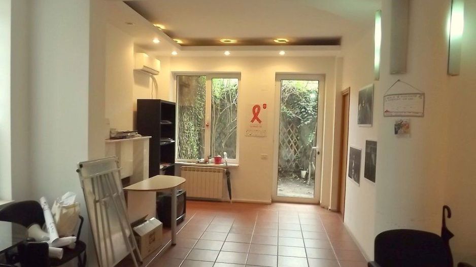 Casa Titulescu cu parcare privata -posibilitate extindere curte pana la 500 mp - Poză 8