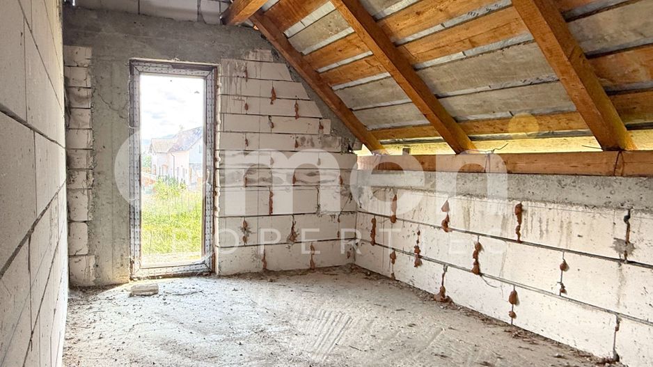 Casă cu potențial imens P+M, teren 7,91 ari, zonă liniștită, Ocna Șugatag. - Poză 11