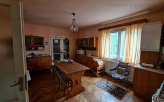 Proprietate individuala-3 apartamente,spatiu comercial,garaje,gradina,curte - Poză 1