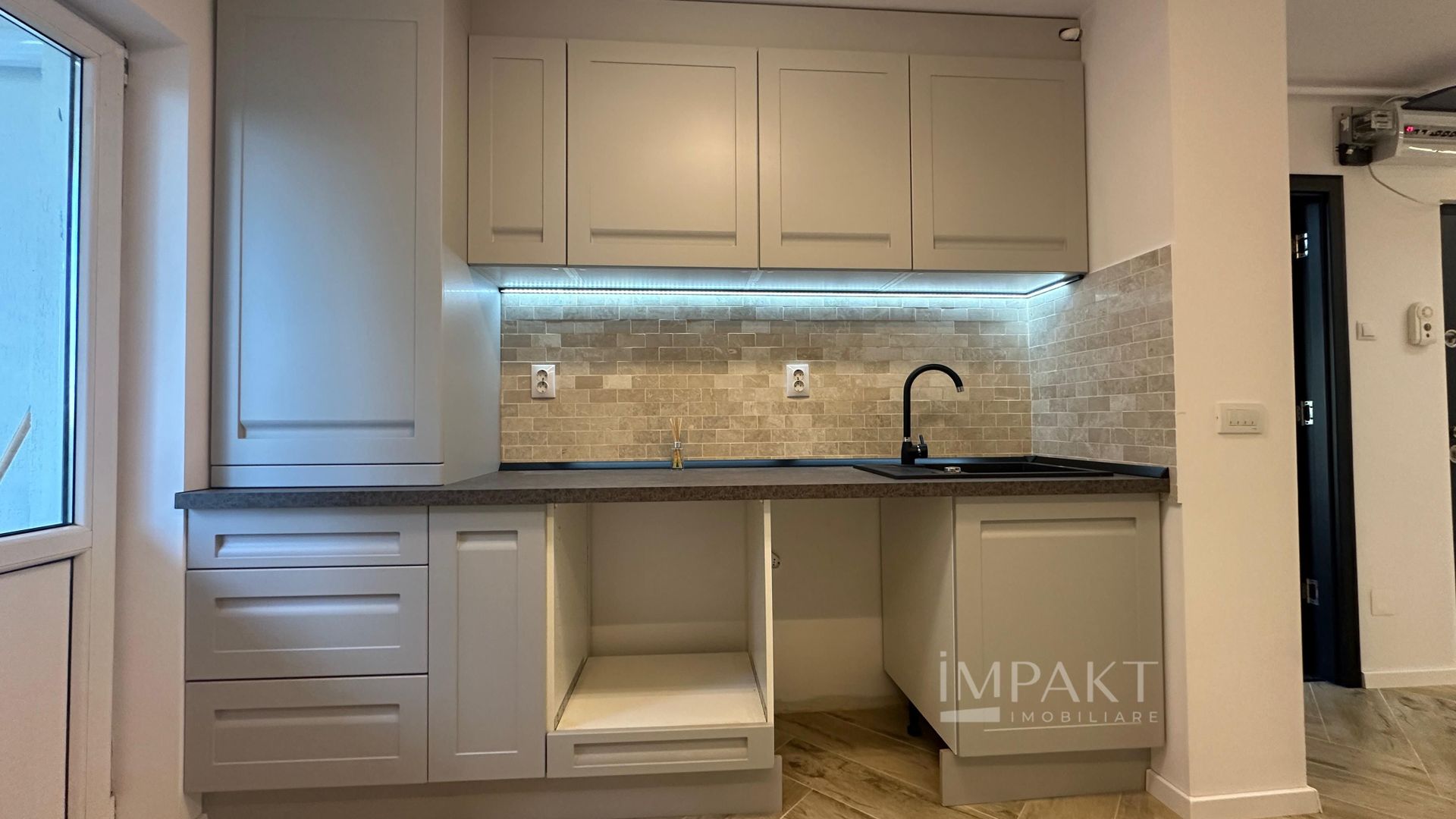 Oportunitate! 2 camere, decomandat, etaj intermediar - Primaverii! - Poză 2