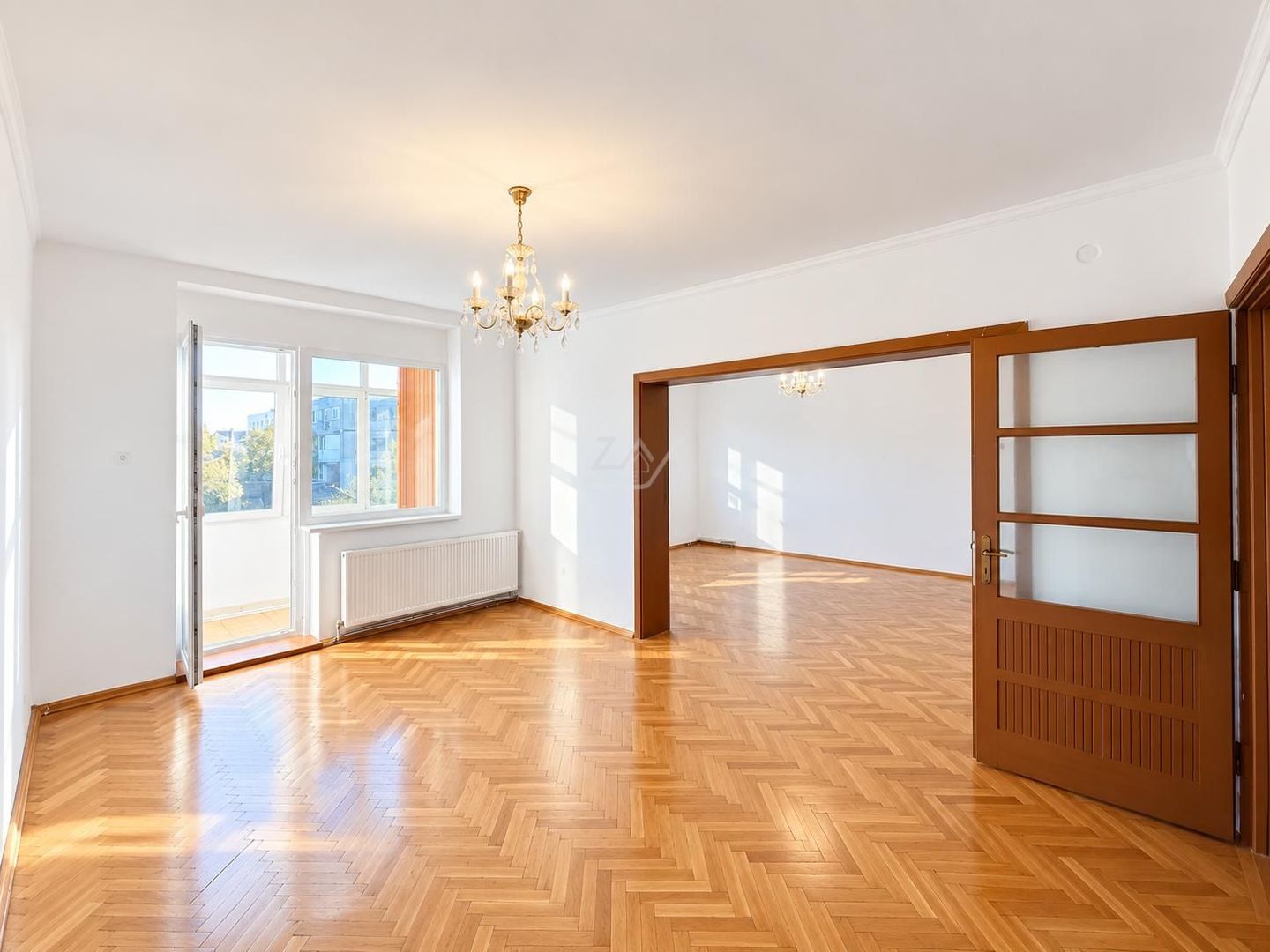 Bloc tip asociatie - zona Kiriac. 4 camere, 3 balcoane. Garaj si boxa. - Poză 4