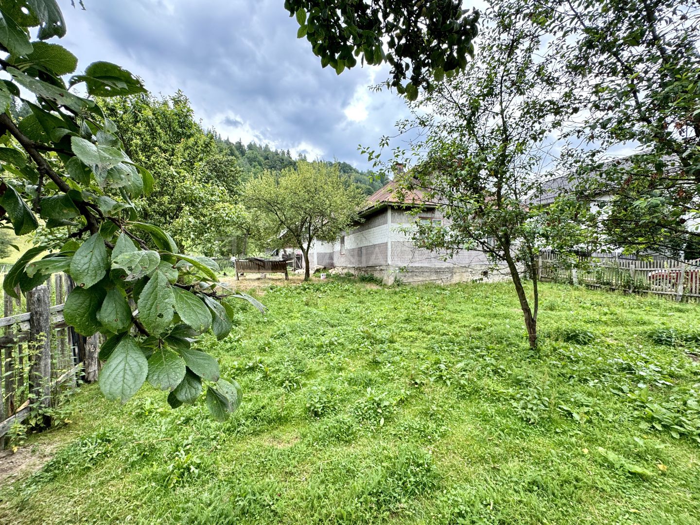 Teren generos 5879mp, imprejmuit, Moeciu de jos - Poză 1