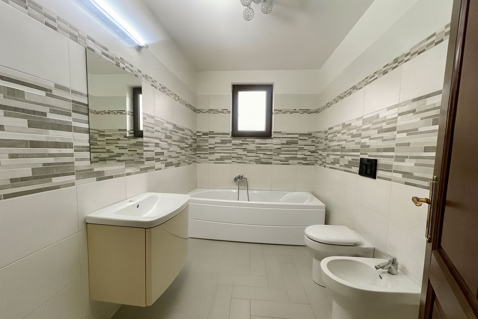 CASA COMPLET UTILATA SI MOBILATA MODERN CU GRADINA | 1100 MP |MARGINEA - Poză 34