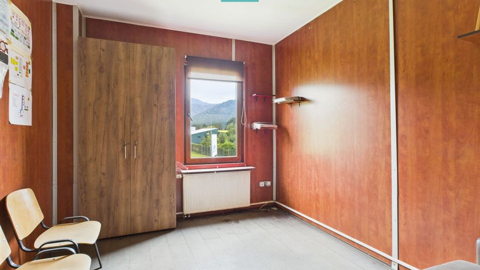 Hală industrială cu pod rulant și parcare betonată - Poză 4