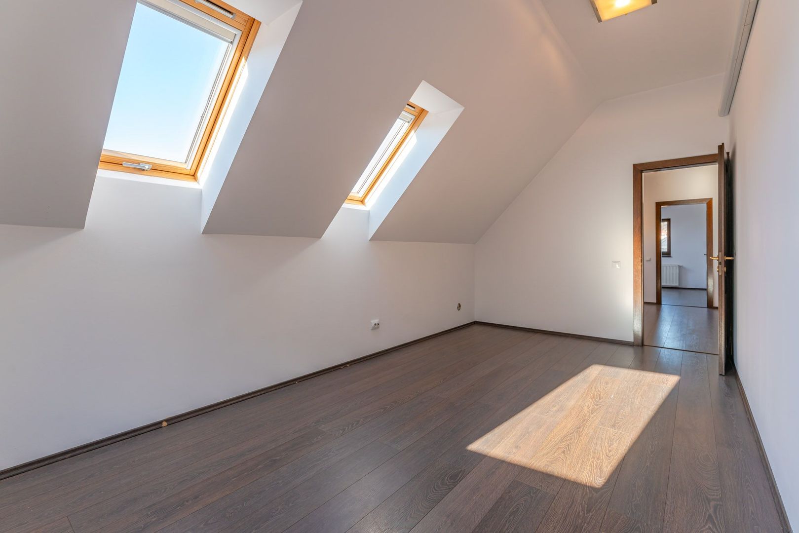 Casă modernă cu garaj și 4 dormitoare, aproape de Piața Sfatului - Poză 23