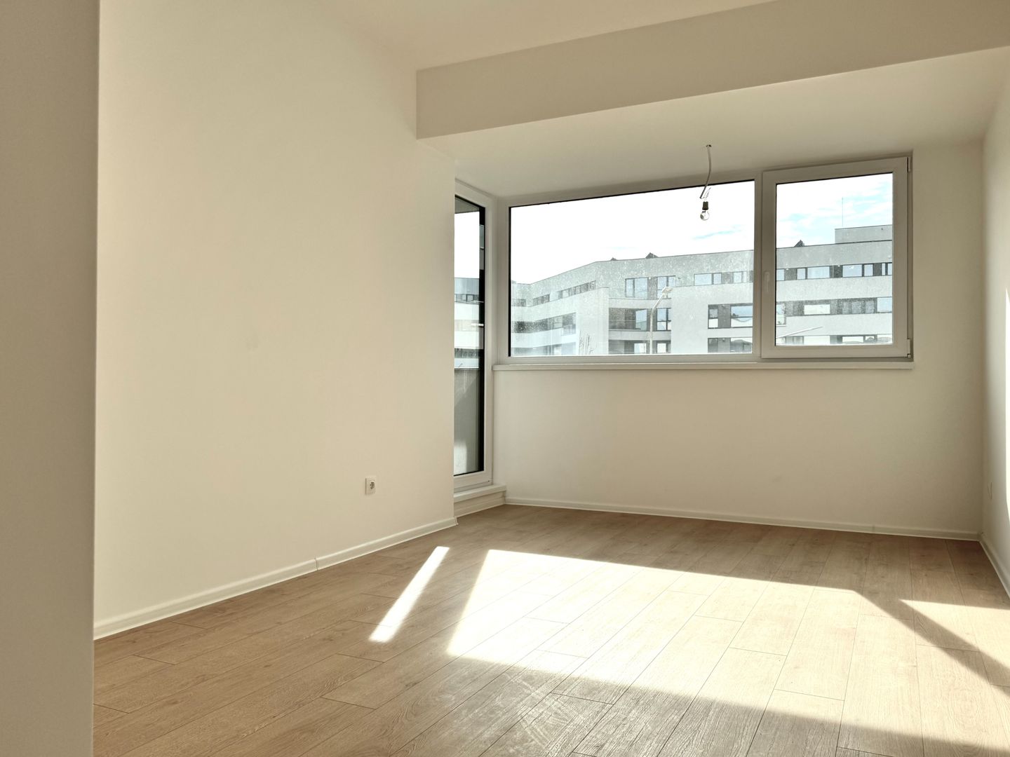 3 camere. Dormitor matrimonial cu baie en-suite. 83 mp Utili. - Poză 16