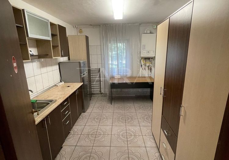 Apartament versatil– ideal pentru locuință sau spațiu comercial. - Poză 2