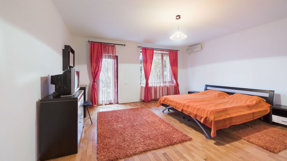 Casă spațioasă în Popești-Leordeni - Poză 3