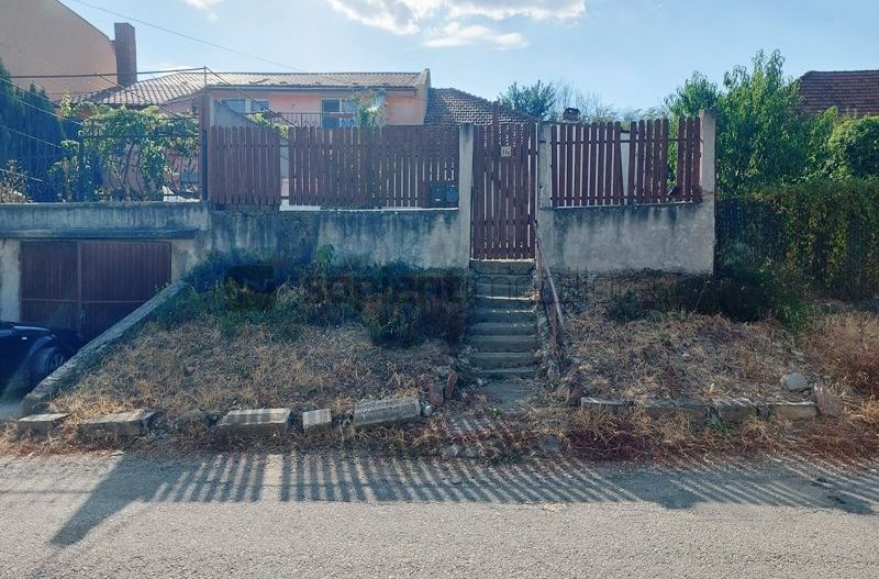 Teren de vanzare str.Colinelor cu casa demolabila - Poză 1