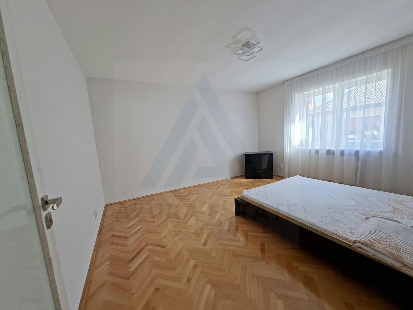 Apartament la casa 110 mp utili etaj 1 pivnita 20 mp zona Trei Stejari - Poză 6