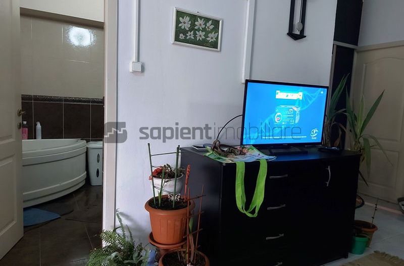 De vanzare casa si spatiu de restaurant in Tarian - Poză 5