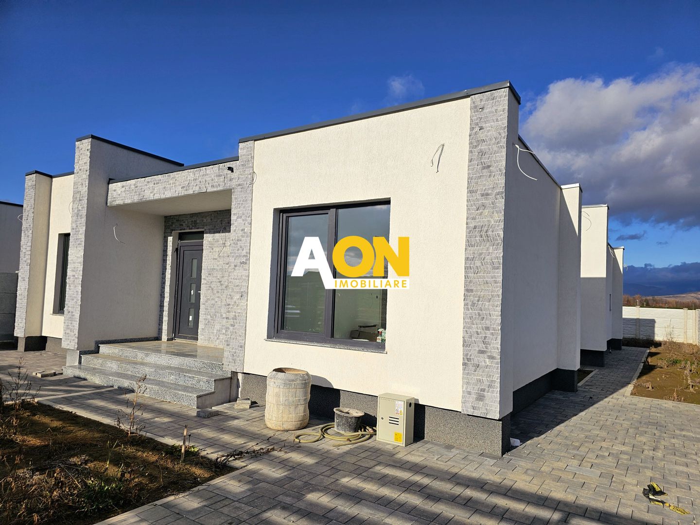 Casa individuala de vanzare, 4 camere, 2 bai, 448mp teren - Poză 1