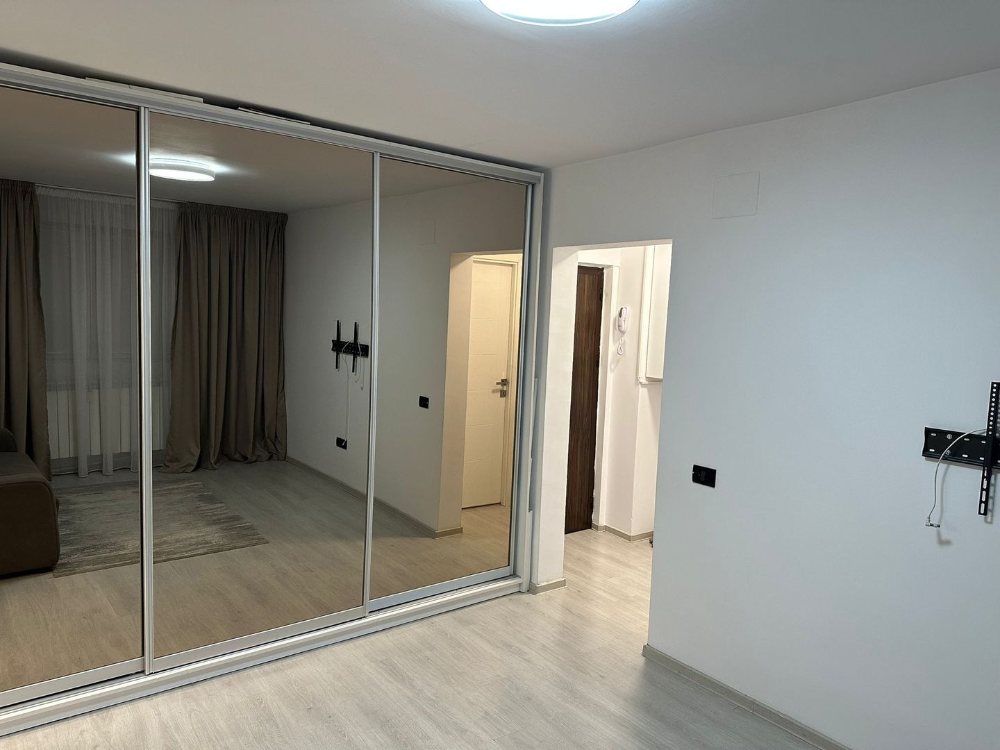 Apartament 2 camere de vanzare renovat si mobilat cu loc de parcare AD - Poză 2