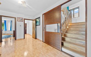 Vilă cu 6 dormitoare, 2 garaje, anexe multiple - 2076 mp teren - Poză 10