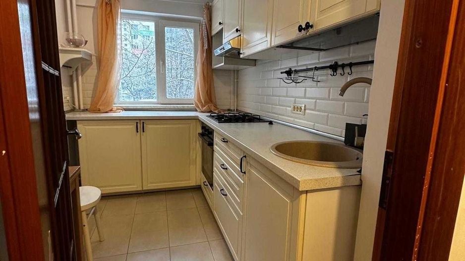 De închiriat apartament 3 camere Tineretului - Poză 1