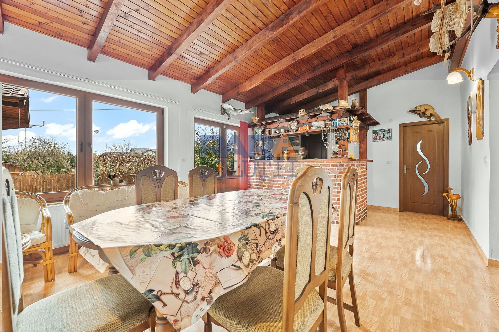 Vilă cu 6 dormitoare, 2 garaje, anexe multiple - 2076 mp teren - Poză 9