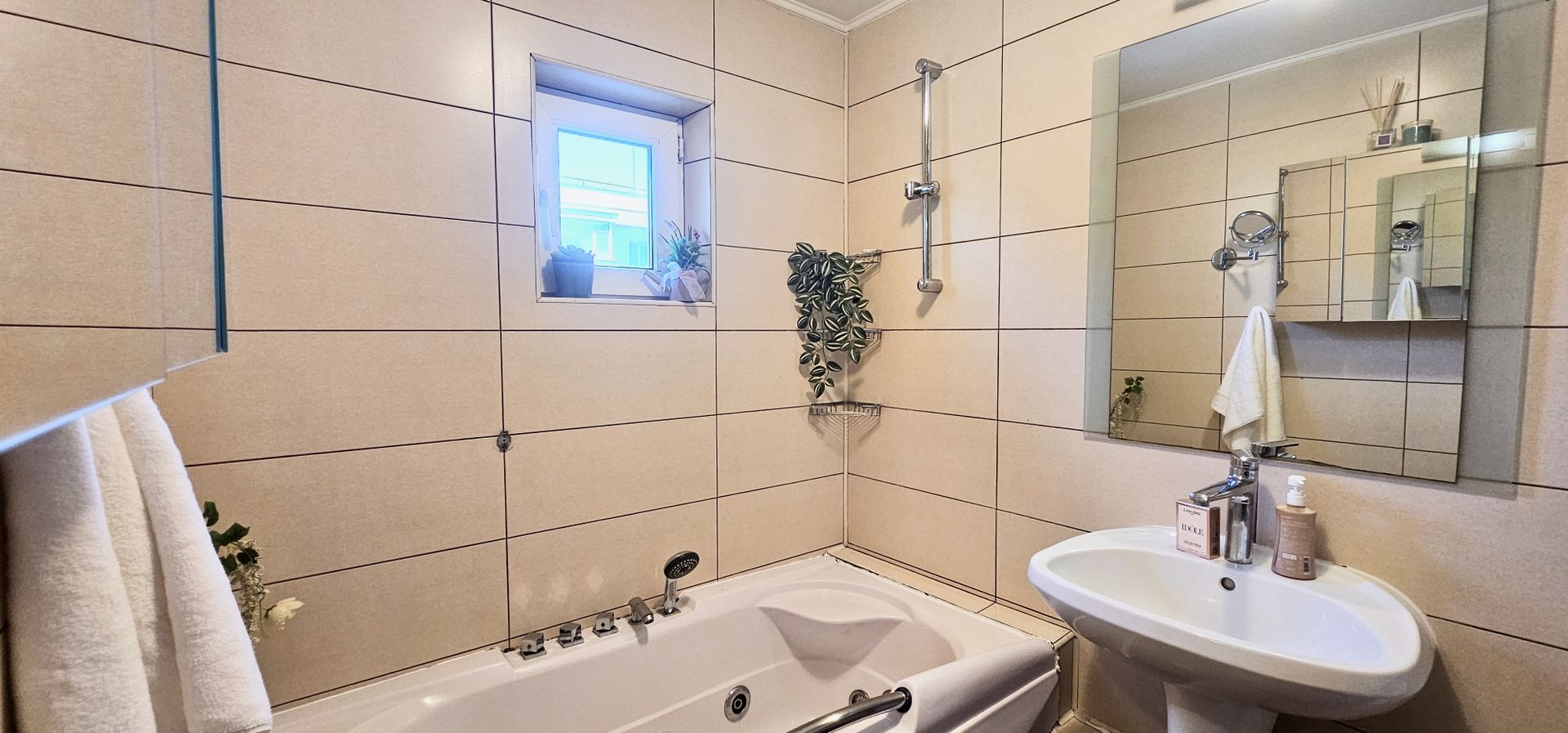 Apartament etaj intermediar, luminos, centrală proprie, fereastră la baie - Poză 15