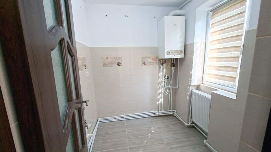 Apartament cu 2 camere, complet renovat, în zonă centrală din Tecuci - Poză 8