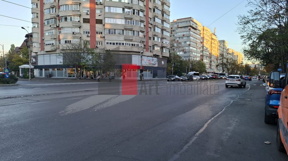 Spatiu stradal Piata 1 Mai, vizibilitate, trafic pietonal si auto - Poză 2