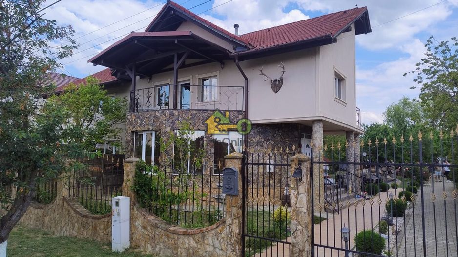 Vilă elegantă cu design luxos și grădină superb amenajată în Șag - Poză 2