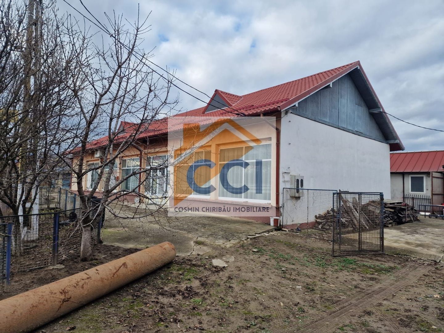Se oferă spre vânzare / închiriere clădire cu spațiu comercial - Poză 16