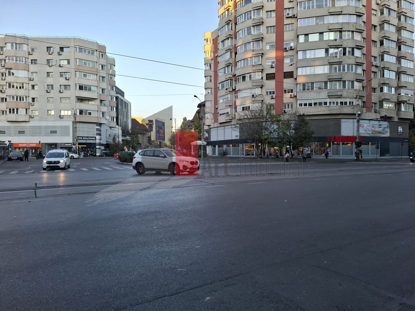 Spatiu stradal Piata 1 Mai, vizibilitate, trafic pietonal si auto - Poză 4