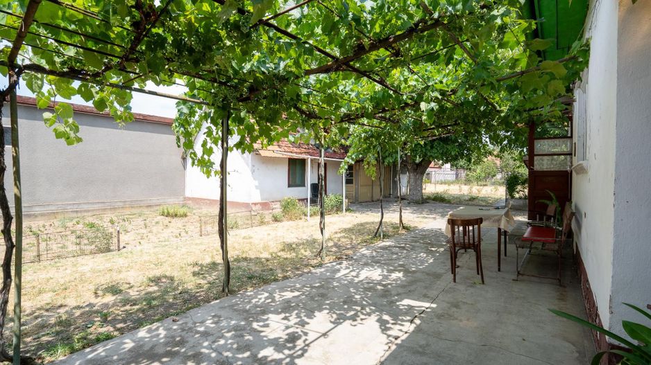 Casa singur in curte cu acces auto si teren 993 mp in Iosia.ï¿½ - Poză 1