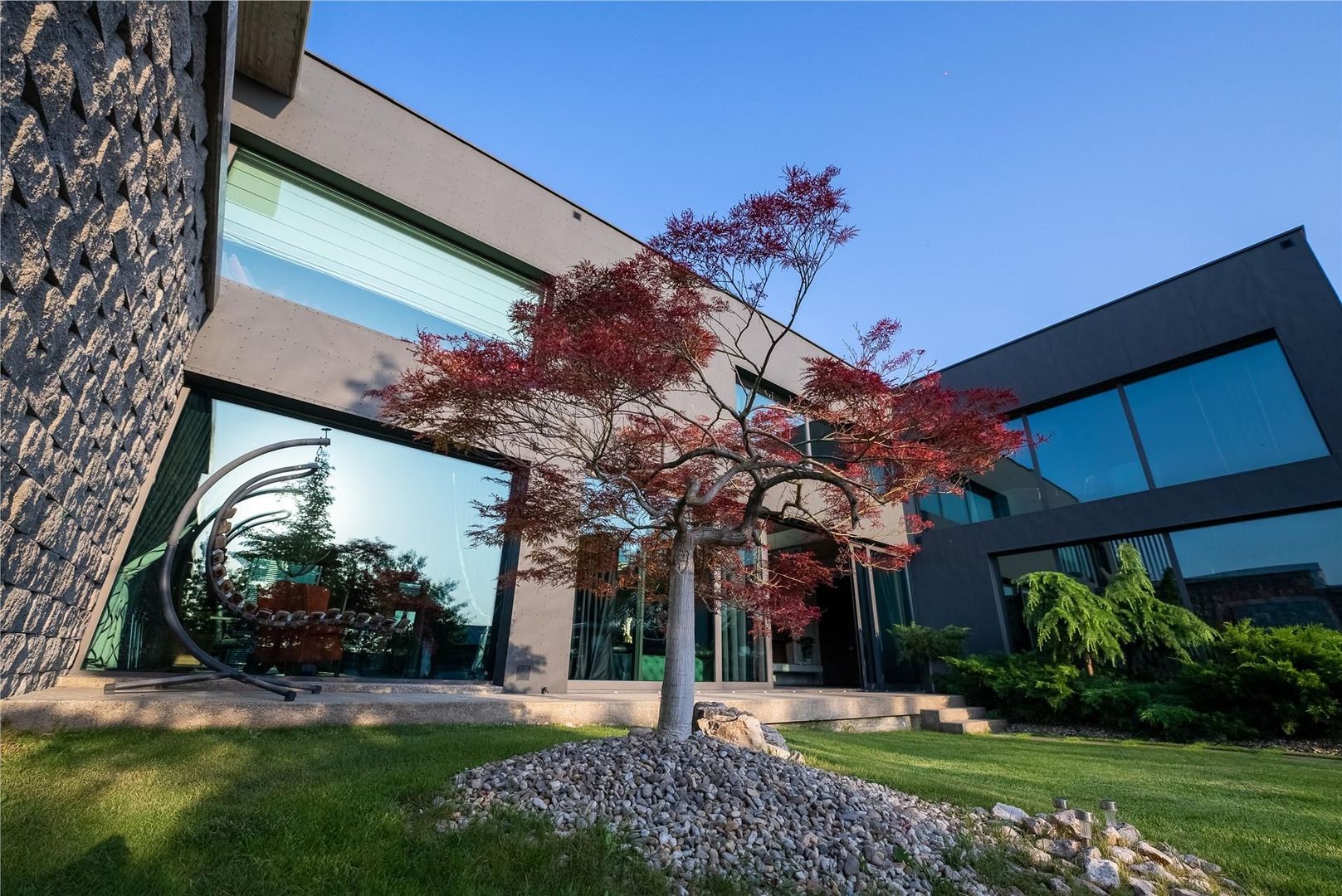 Proprietate unica de vanzare cu 3 corpuri de clădire - Poză 1