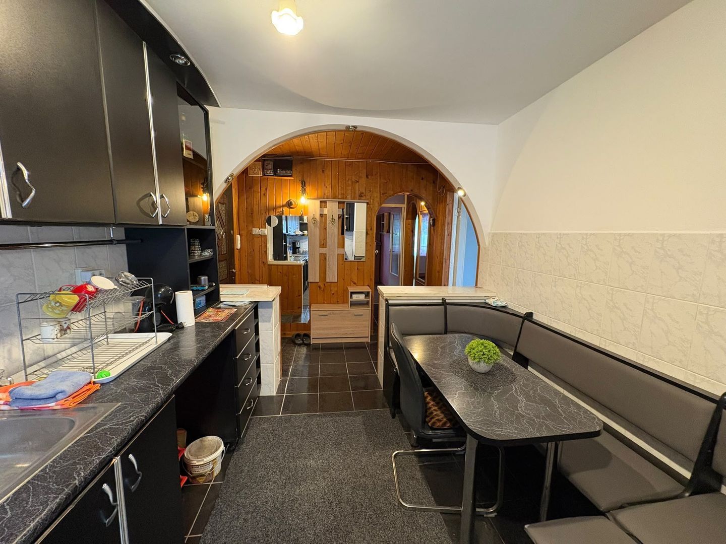 Apartament 4 decomandat camere 87 mp de închiriat zona semicentrala etaj 1 - Poză 3
