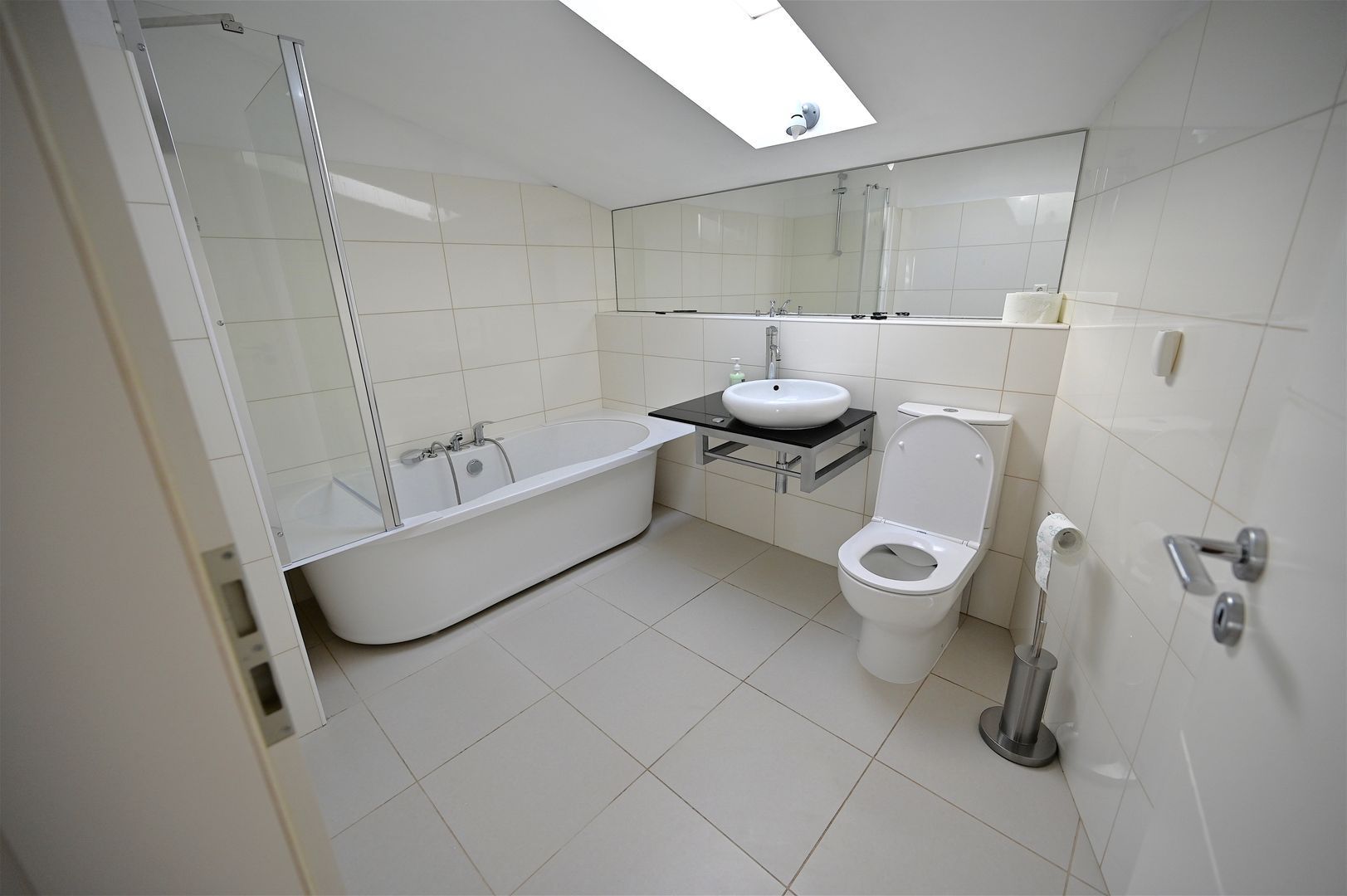 Apartament deosebit cu curte proprie si 2 locuri de parcare - Poză 13