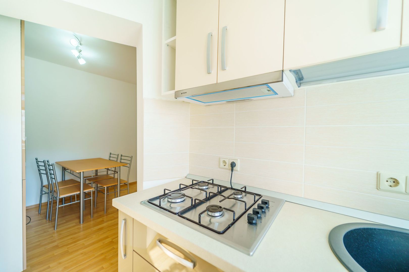 Apartament la casă zona Uta - Poză 1