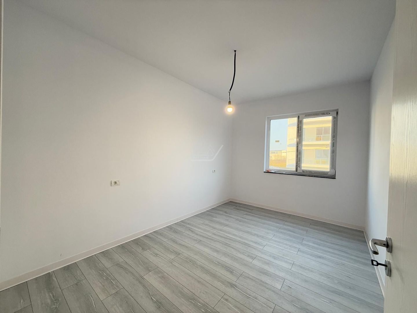 Etaj 1. Decomandat. Asfalt - Poză 5