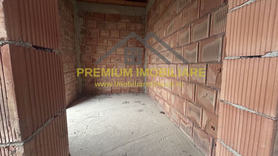 Casa la rosu de vanzare in Onesti - Poză 5