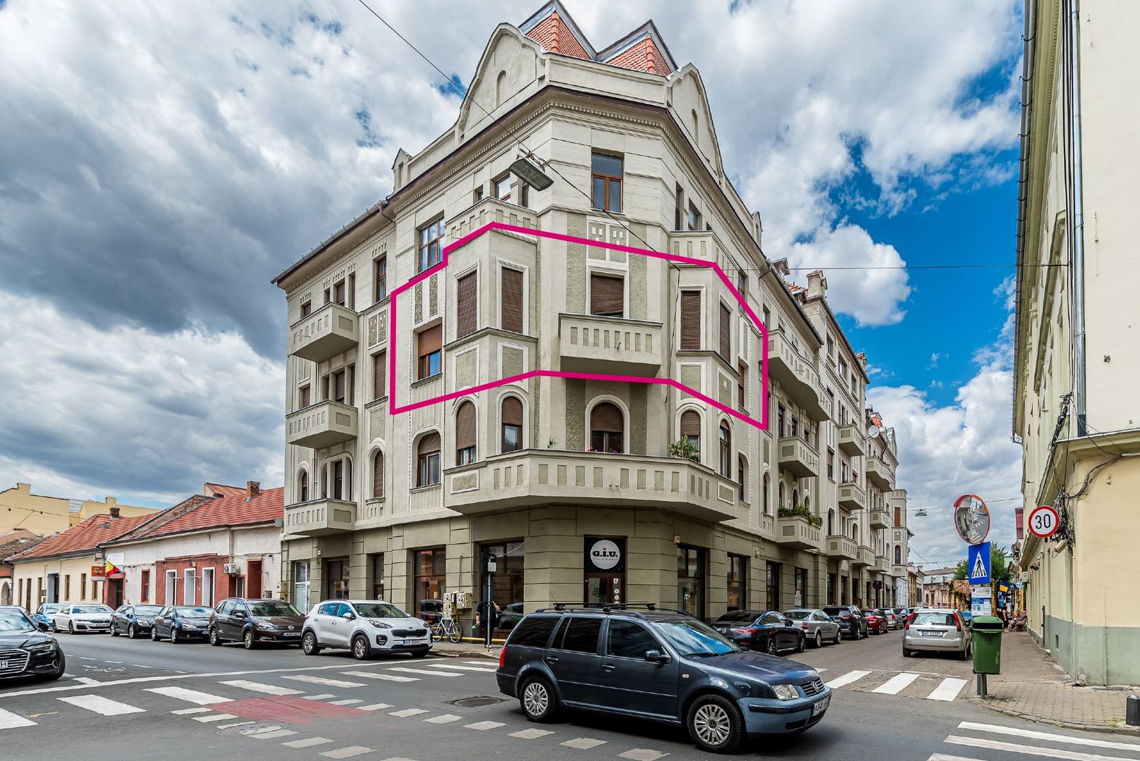 Apartament ultracentral cu 4 camere decomandat, etaj intermediar - Poză 1