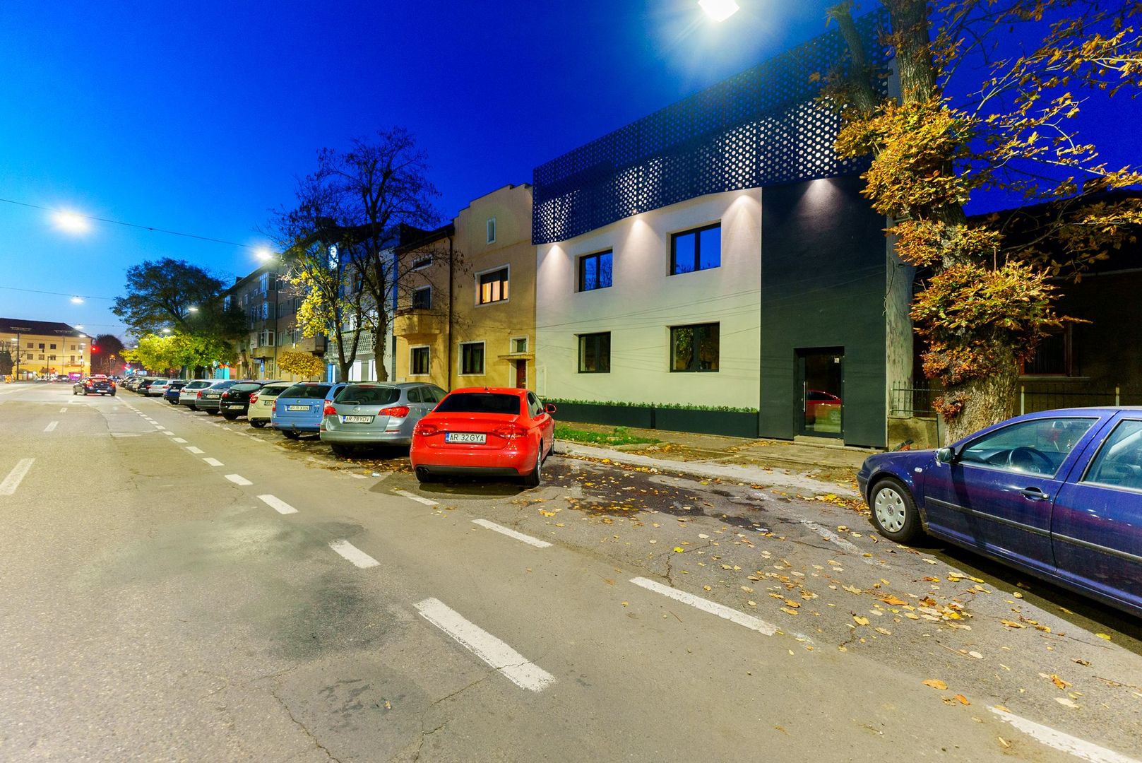 Clădire modernă P+1+M în centrul orașului - Poză 1