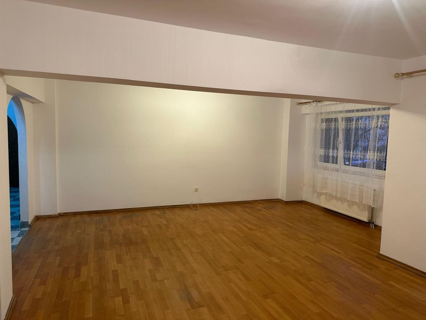 ageuropa.ro vinde apt. cu 4 cam. RENOVAT, 106mp, etaj 1 în zona SOARELUI. - Poză 2