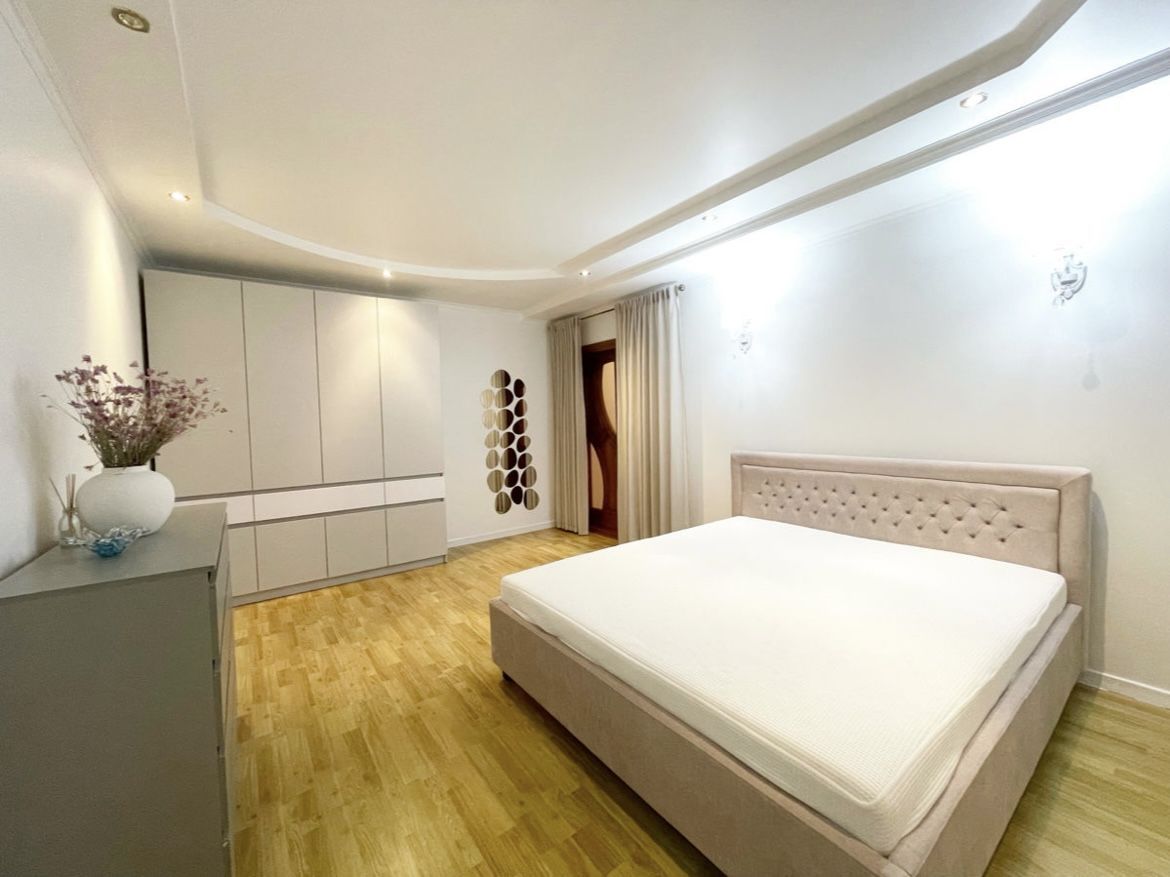 Apartament Centru! 90 m2! 2 + living! - Poză 9