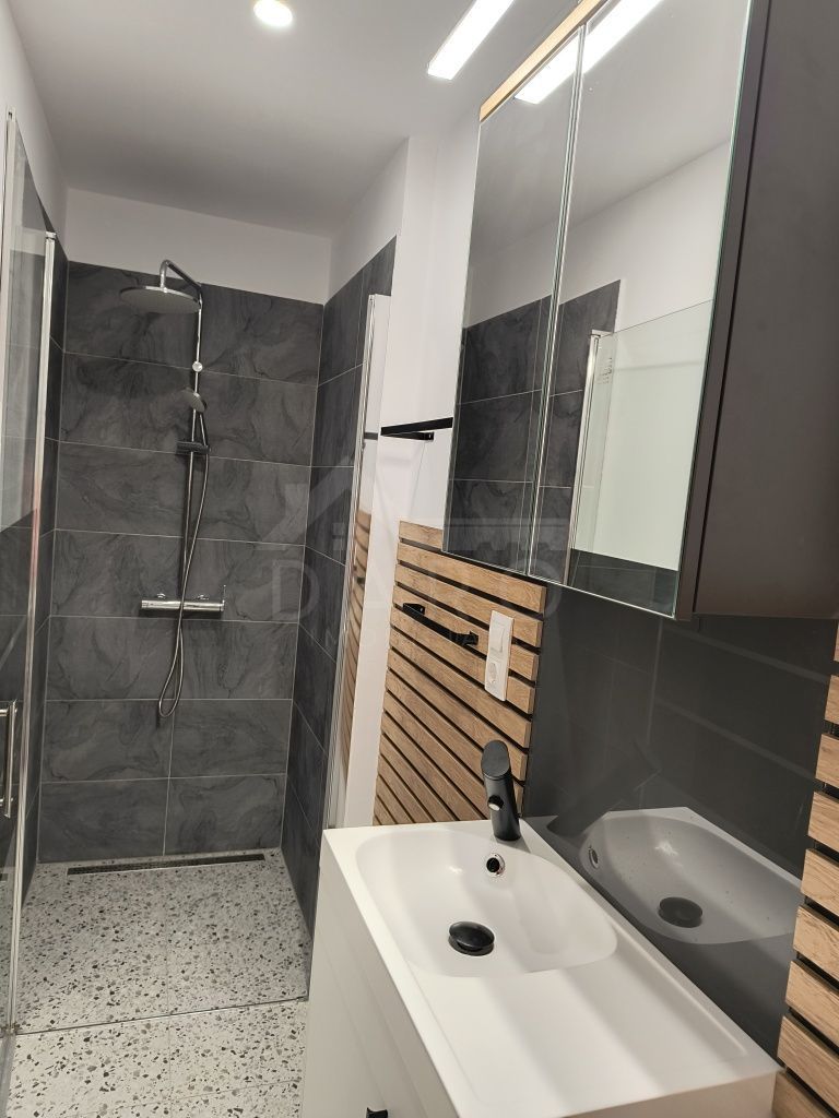 Ap cu 2 camere in centru, decomandat - Poză 2