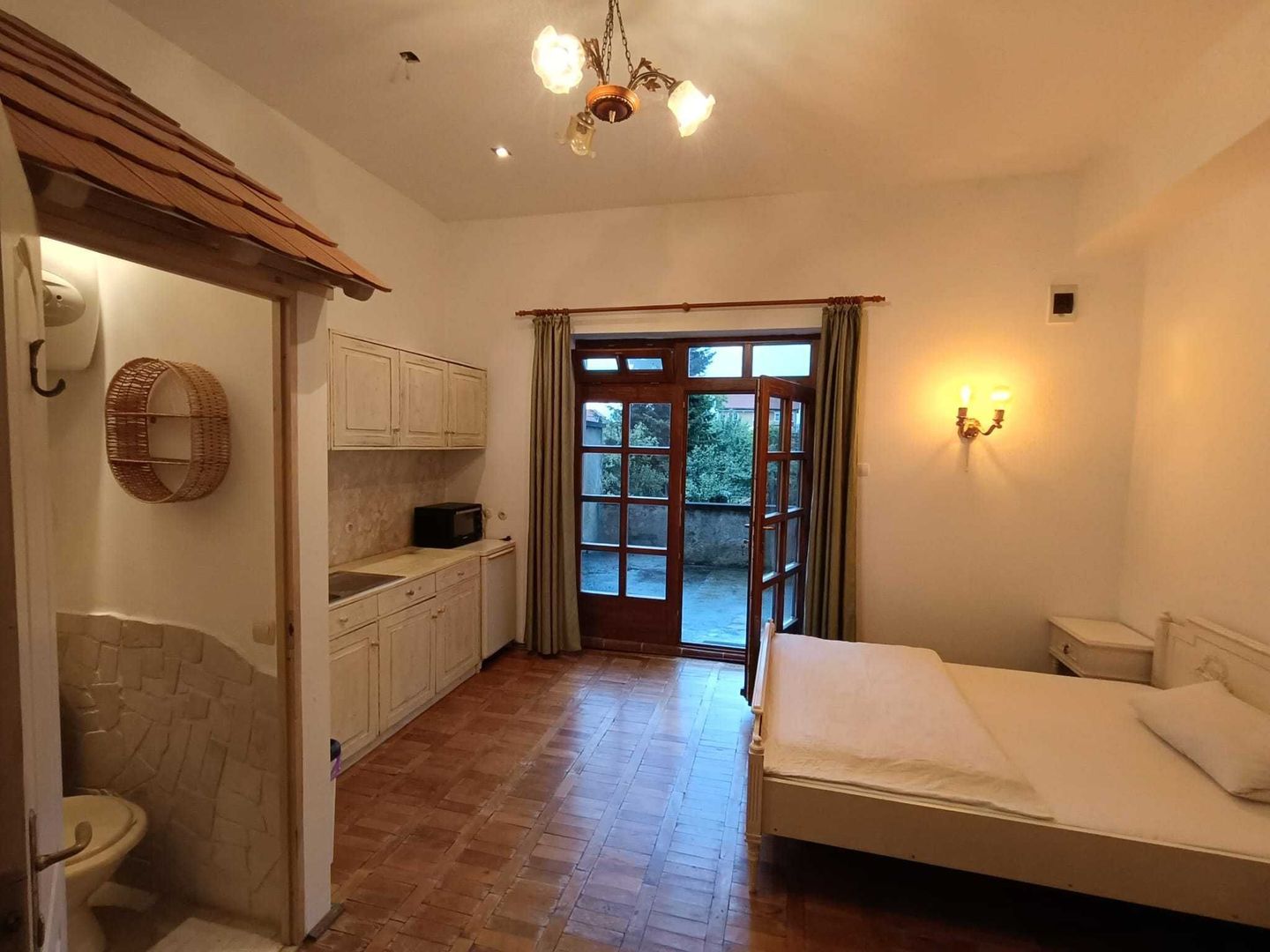 Garsoniera cu terasa proprie in vila interbelica | 20 mp + 16 mp terasa | Centru - Poză 2