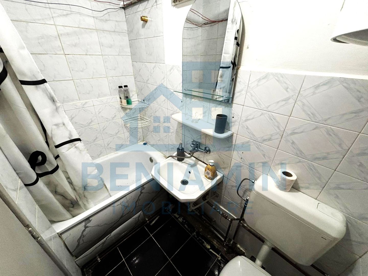 Camera -Garsoniera -24mp -Tractorul -etaj 2-Baie si bucatarie proprie - Poză 5