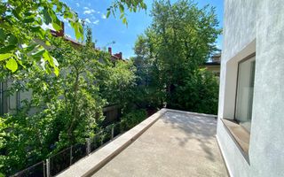 Refugiu Urban cu Eleganță Clasică – Vilă Renovată în Inima Primăverii - Poză 2