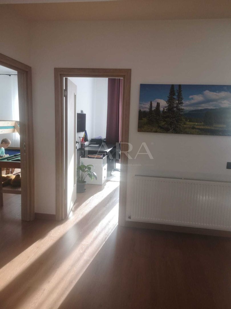 Apartament cu 3 camere, balcon generos și 2 parcări subterane incluse. - Poză 3